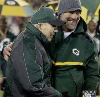 Brett Favre & Bart Starr at Favre s number retirement ceremony at Lambeau Field- November 26, 2015 Online